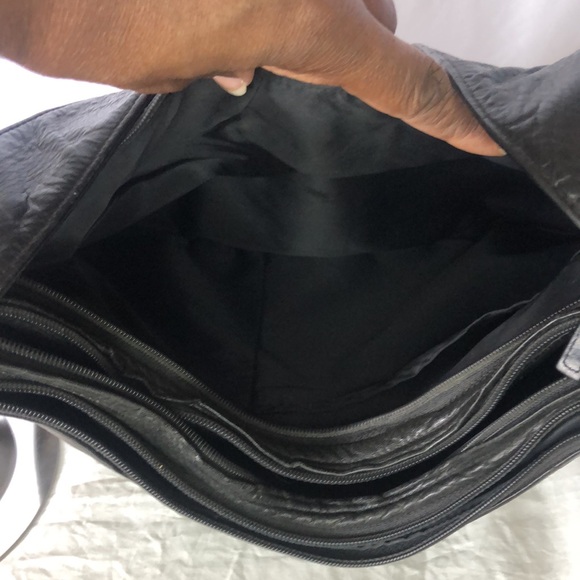 PERLINA vintage black leather shoulder bag. 3 way zipper openings. Holds 5 cards - Picture 13 of 14